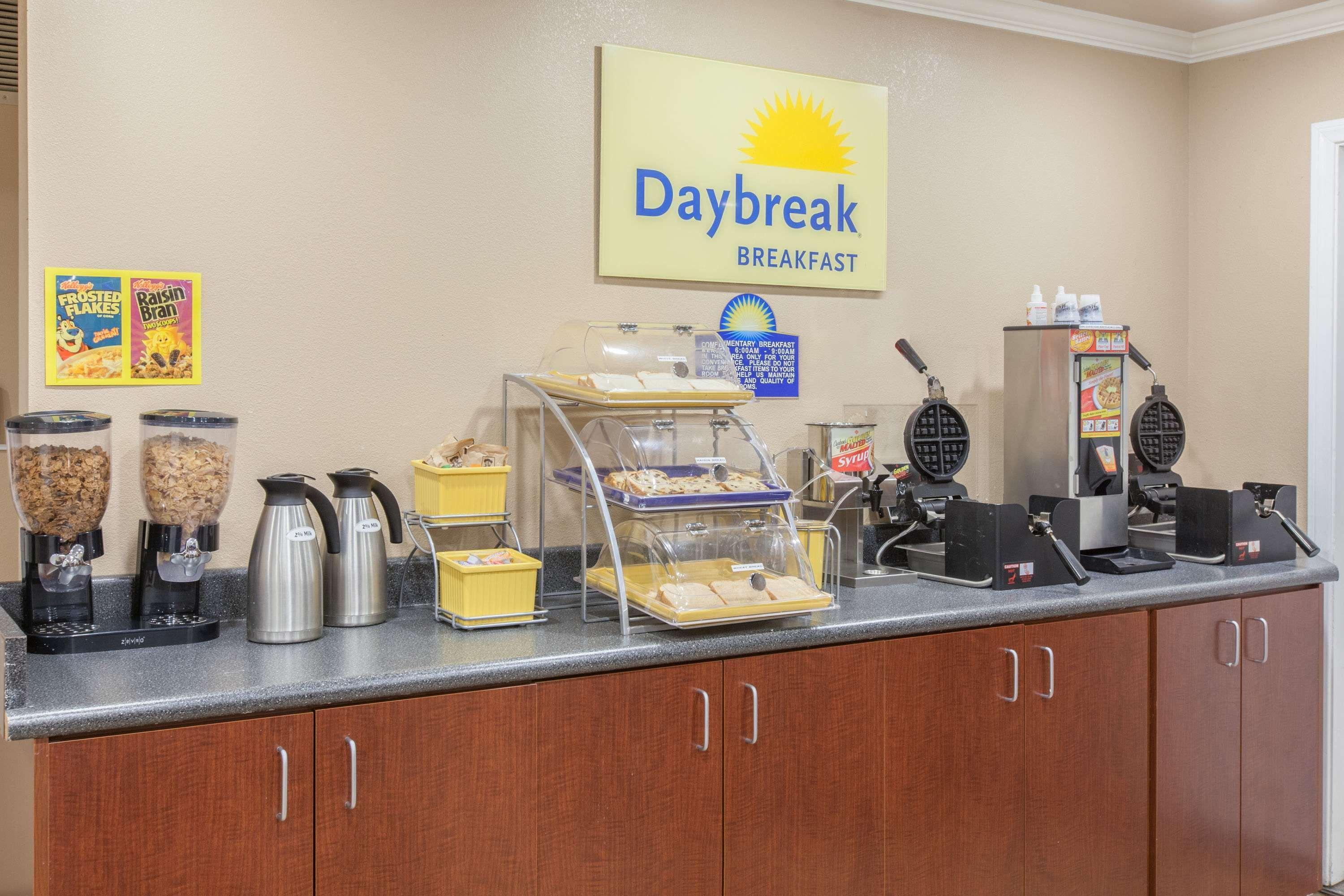 Days Inn By Wyndham Camarillo - Ventura Екстер'єр фото