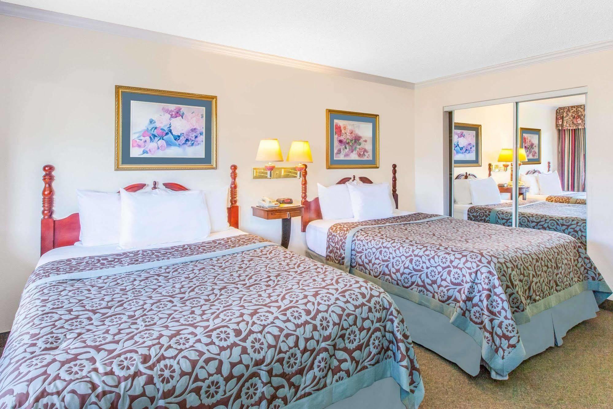 Days Inn By Wyndham Camarillo - Ventura Екстер'єр фото